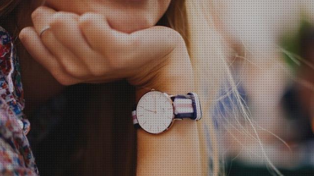 Las mejores marcas de manos mano de mujer con reloj de hombre